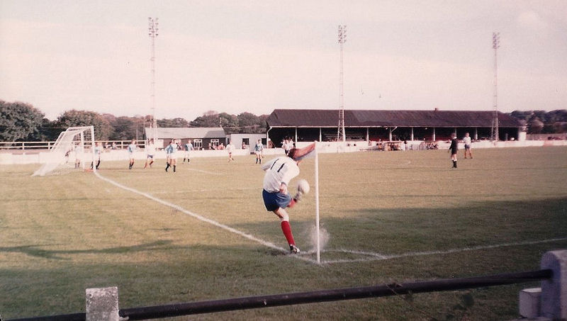 Lennie Lee swings in a corner.