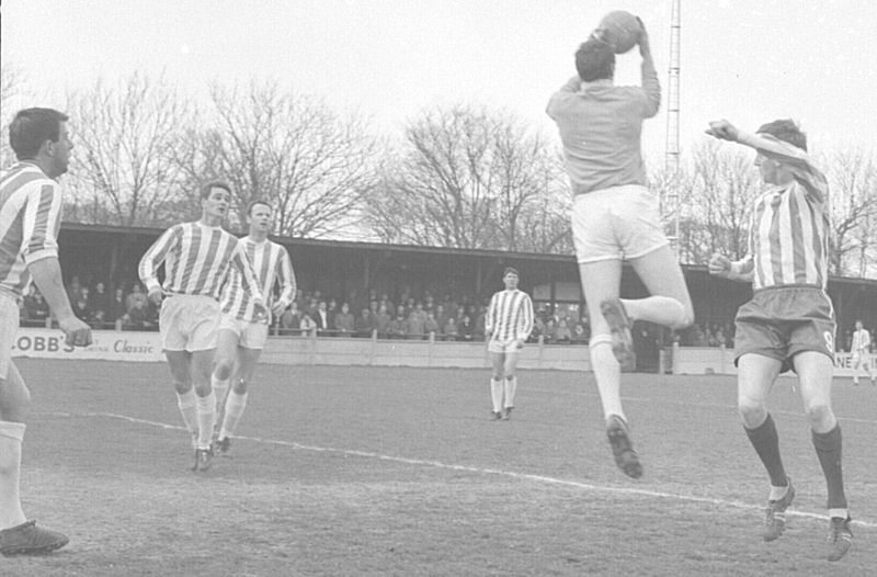 Lennie Long claims the ball in front of Phil Amato.