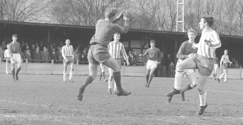 Bedford's keeper collects the ball with Arthur Blackley (right) in close attendance. The other Margate players in the foreground of the photo are Laurie Thomson (left) and Dennis Randall (centre). Colin Holder is on the far left in the background and Ken Bracewell is on the right.